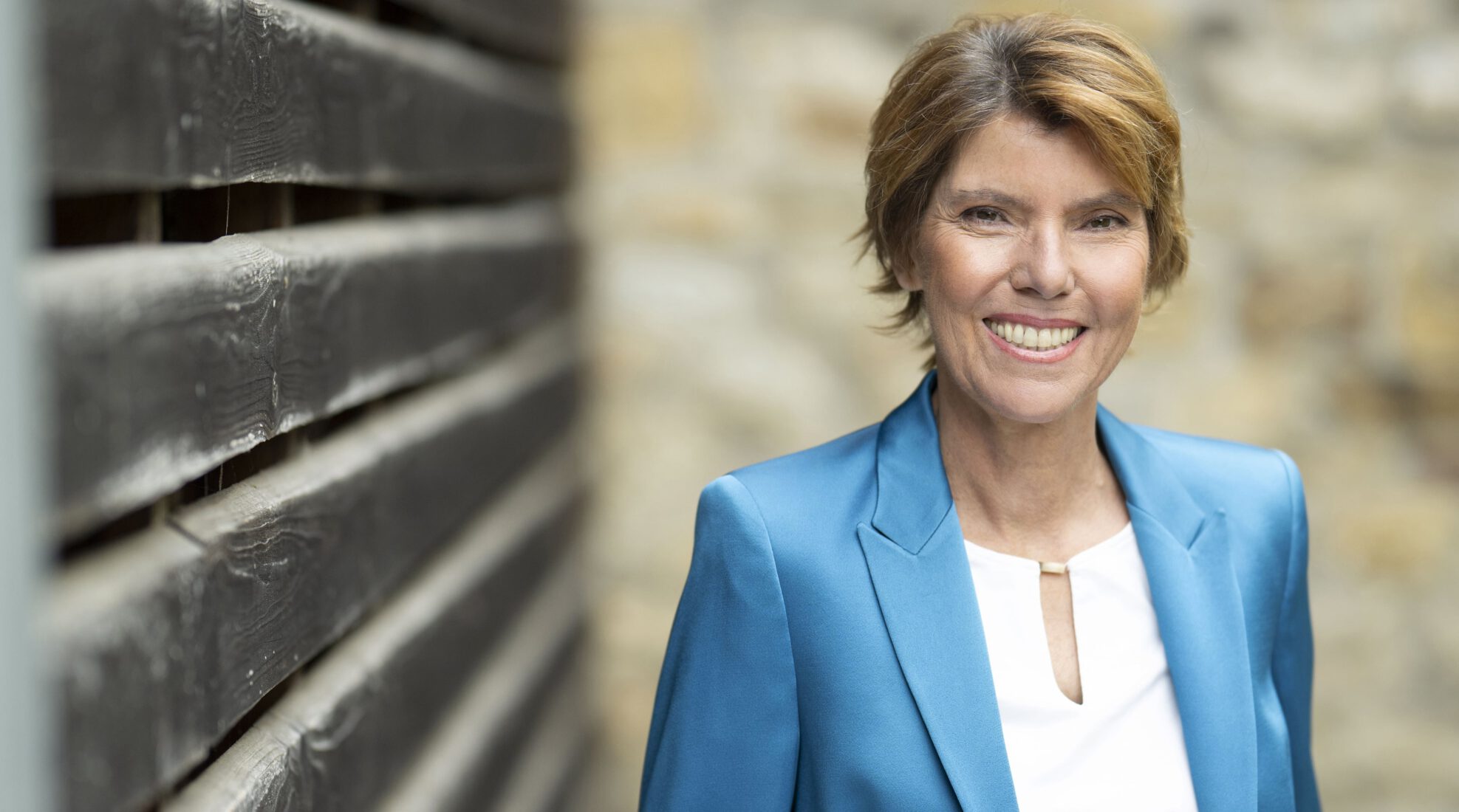Foto: WESTDEUTSCHER RUNDFUNK KÖLNModeratorin Bettina Böttinger© WDR/Melanie Grande, honorarfrei - Verwendung gemäß der AGB im Rahmen einer engen, unternehmensbezogenen Berichterstattung im WDR-Zusammenhang bei Nennung "Bild: WDR/Melanie Grande" (S1), WDR Kommunikation/Redaktion Bild, Köln, Tel: 0221/220 -7132 oder -7133, Fax: -777132, bildkommunikation@wdr.de